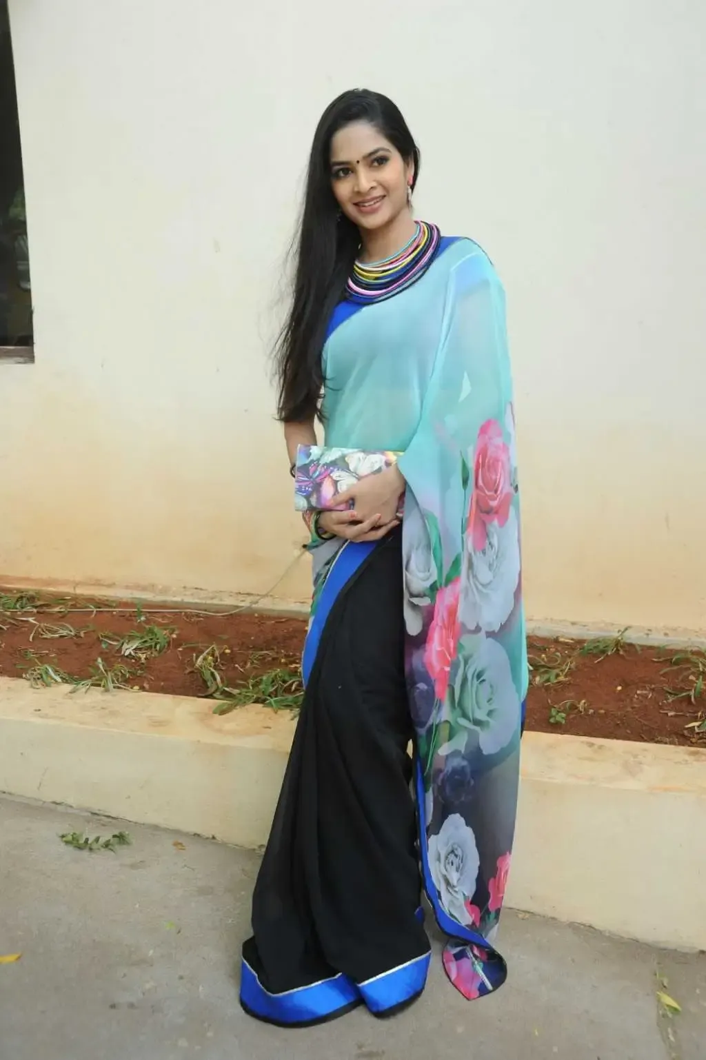 INDIAN ACTRESS MADHUMITHA HIP NAVEL SHOW IN BLUE SAREE